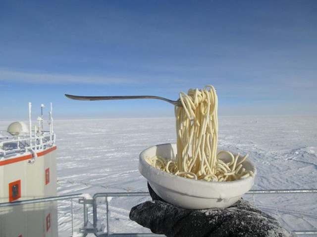 Bộ ảnh đồ ăn đông cứng thành "món ăn bay" ở Nam Cực cho bạn thấy lạnh thấu xương thực sự là thế nào