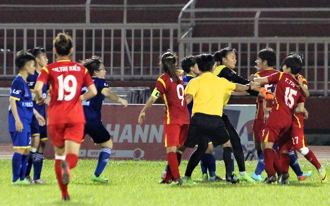 Cuối trận bạn kết hôm 12/10, những nữ cầu thủ của 2 đội TP HCM 1 và Than Khoáng sản Việt Nam đã lao vào ẩu đả, để lại những hình ảnh không đẹp trong mắt người hâm mộ.