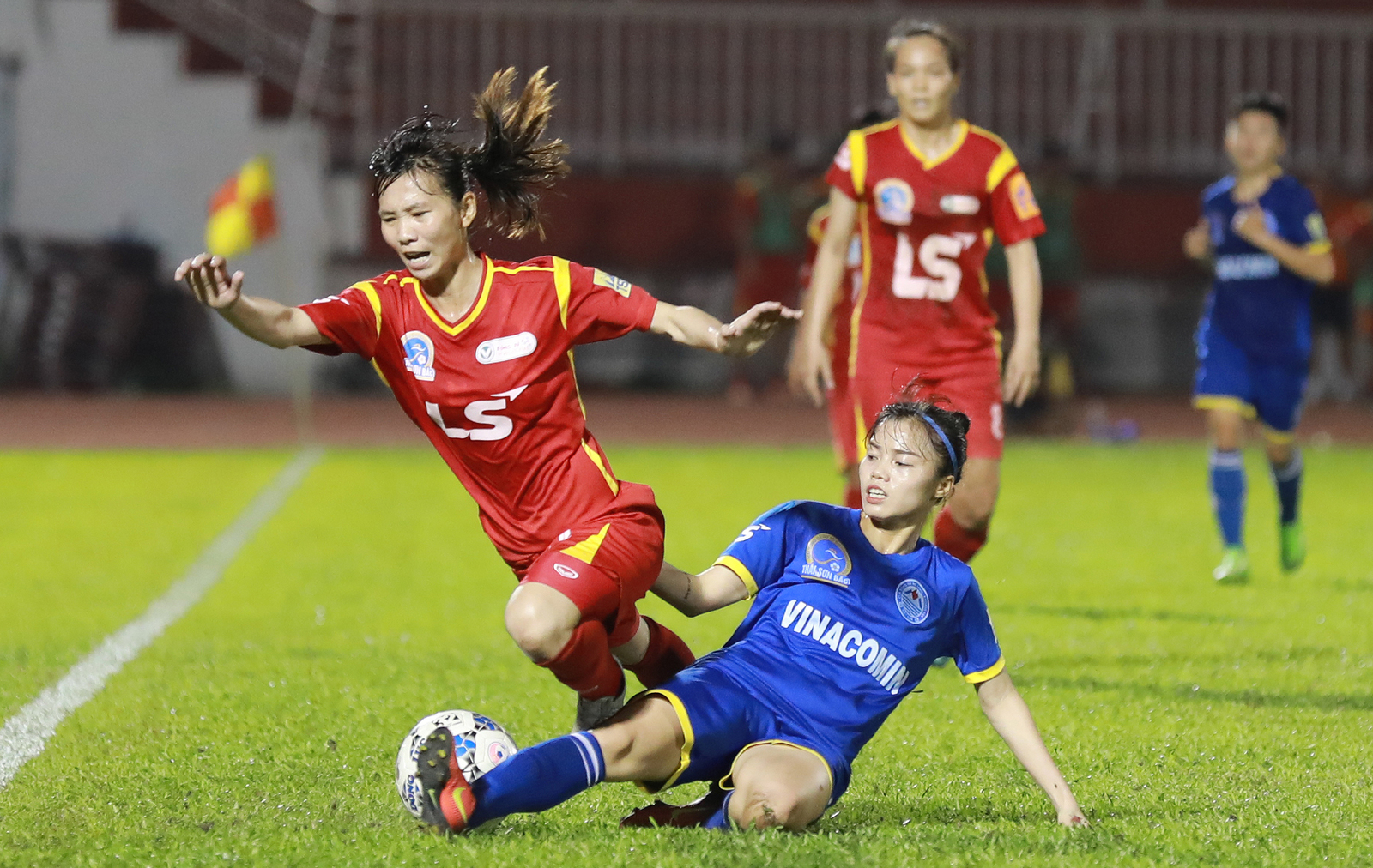 Trên sân Thống Nhất tối hôm 12/10, CLB TP HCM 1 (áo đỏ) tiếp Than Khoáng sản ở trận bán kết 2. Hai đội chơi quyết liệt ngay từ đầu trận hòng giành vé vào chung kết.