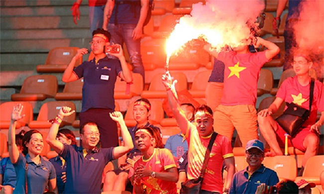 Fan quá khích U23 Việt Nam đốt pháo sáng tại ASIAD, VFF bị phạt 12.500 USD