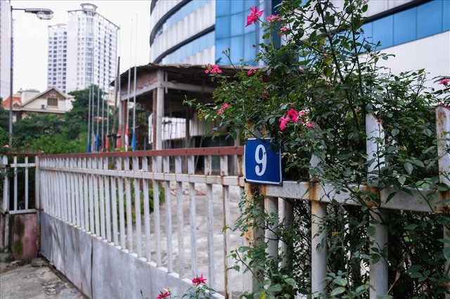 Dự án Bệnh viện Quốc tế Hoa Kỳ - Hà Nội nằm ở trung tâm quận Cầu Giấy, mặt trước nhìn thẳng ra hồ Nghĩa Tân.