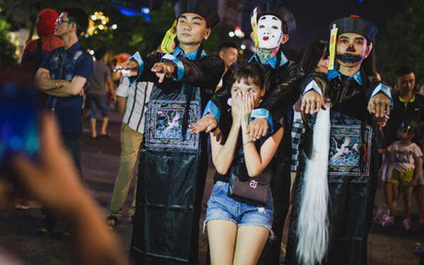Buổi tối của lễ hội Halloween 31/10, hàng nghìn bạn trẻ đã rủ nhau xuống đường phố với tạo hình hoá trang ấn tượng như ma quỷ, phù thuỷ hoặc bí ngô.