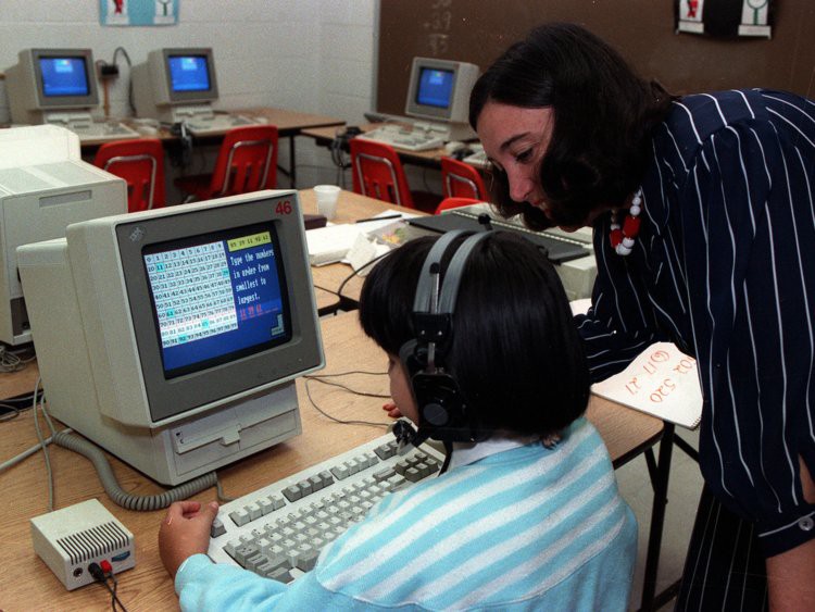 Trong những năm 1980, Steve Jobs đã tặng cho các trường ở California, Mỹ gần 9.000 chiếc máy tính Apple.