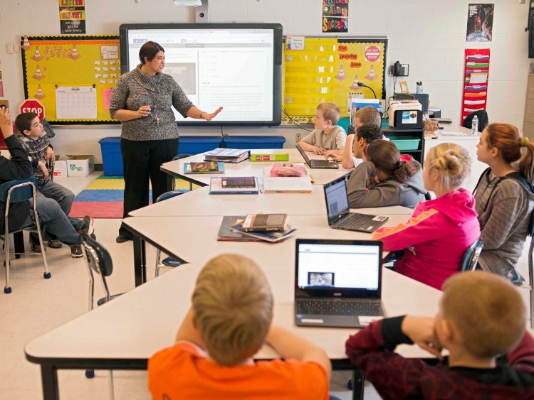 Giờ đây hầu như mọi học sinh đều có laptop hoặc máy tính bảng để phục vụ học tập.