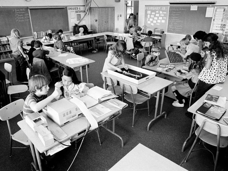 Trước khi có máy tính cá nhân, các trường học đã sử dụng "máy tính mini". Trong ảnh là các học sinh tiểu học ở Los Angeles, California, Mỹ trong một giờ học với những chiếc "máy tính mini".