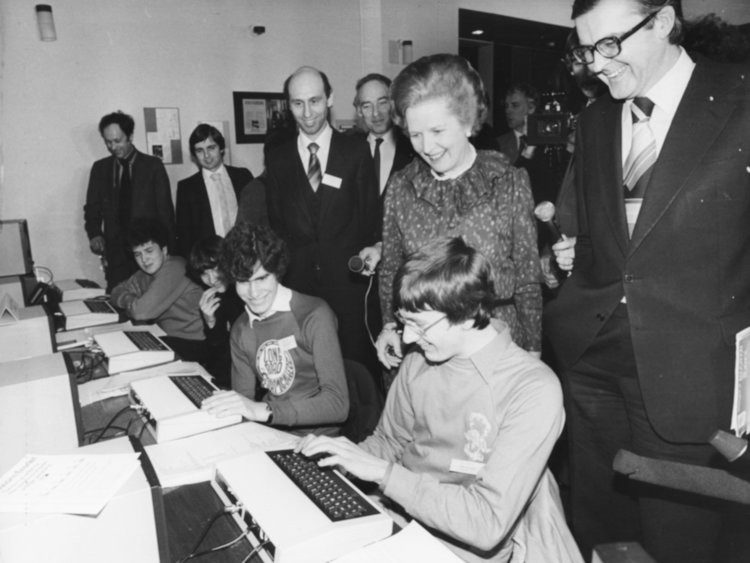 Thủ tướng Anh Thatcher quan sát các học sinh sử dụng máy tính tại một trường ở Camdridge. Máy tính tại thời điểm này đã trở thành công cụ học tập rất cần thiết.