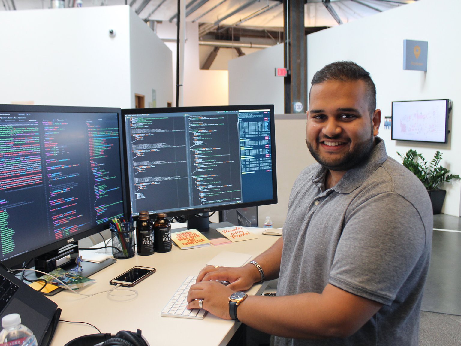 Danial Hussain, sinh viên Đại học Virginia đang thực tập kỹ sư phần mềm tại trụ sở chính của Facebook tại Menlo Park, California. Hussain thường đến chỗ làm vào lúc 8h sáng, ăn sáng rồi uống cà phê miễn phí ở công ty.