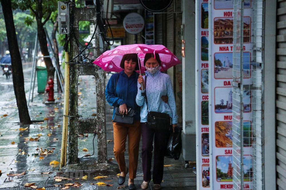 Trong buổi sáng nay 10/10, những cơn mưa rào kéo theo nhiệt độ giảm sâu khiến nhiều người Hà Nội ra đường trong tình trạng co ro.