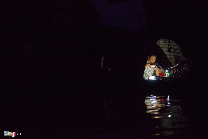 Vợ chồng bà Bùi Thị Ngờ (Bùi Xá, Xuân Mai) vẫn quyết tâm bám trụ trên thuyền neo đậu gần nhà. Hai vợ chồng sinh hoạt trên chiếc thuyền chòng chành giữa biển nước.