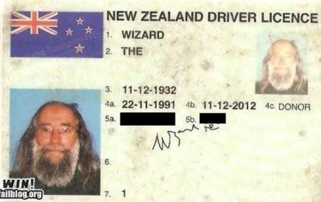 Giấy phép lái xe của cụ ông này tên là Wizard - Phù Thủy. Đại khái là nếu cụ mà có đi thi gia hạn bằng lái xe, cán bộ khảo thí chắc sẽ gọi: "Mời cụ Phù Thủy vào thi bằng lái nhé, nhớ cất đũa phép ở ngoài!".