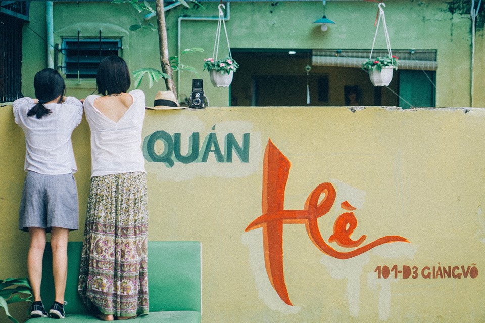 "Một vé đi tuổi thơ" ở quán cafe tường vàng mới toe trong lòng Hà Nội mang tên quán Hè