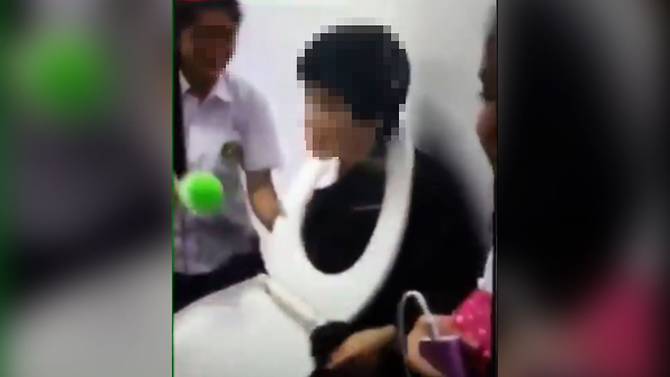 4 nữ sinh hành hạ một bạn cùng trường, dùng chổi nhà vệ sinh cọ miệng và vùng kín