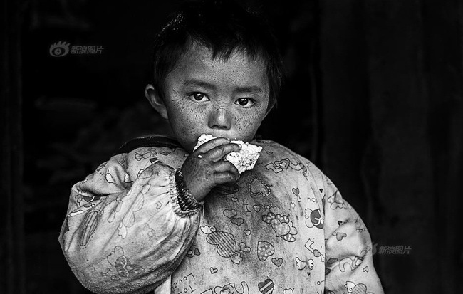 Trái ngược với nền kinh tế tăng trưởng mạnh mẽ tại một số thành phố lớn, Trung Quốc vẫn còn nhiều nơi nghèo đói. Các tác phẩm nhiếp ảnh sau đây khắc họa điều đó.