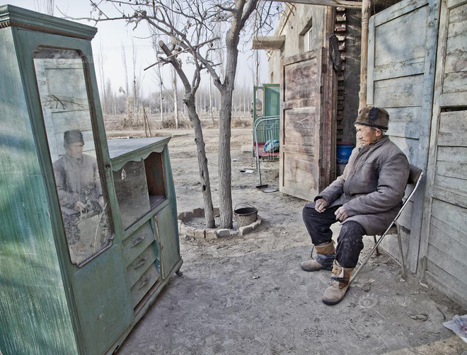 Trong ảnh, cụ ông 84 tuổi cả đời vật lộn với nghèo đói, đến khi già lại đơn độc một mình vì các con phải đi làm xa kiếm ăn. Ảnh chụp tại Aksu thuộc Khu tự trị dân tộc Duy Ngô Nhĩ, Trung Quốc.