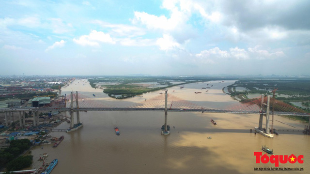 Cầu nối 2 bên bờ sông Bạch Đằng từ quận Hải An, TP Hải Phòng tới thị xã Quảng Yên, tỉnh Quảng Ninh, giúp nối liền tuyến cao tốc Hà Nội - Hải Phòng - Hạ Long.