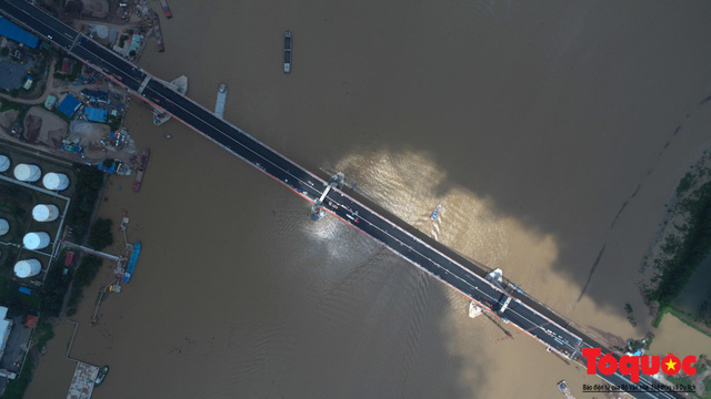 Với kết cấu vĩnh cửu bằng thép, bê tông cốt thép dự ứng lực, tĩnh không thông thuyền rộng, chịu được động đất cấp VIII, cầu Bạch Đằng đánh dấu sự đổi mới kỹ thuật trong tổ chức thi công cầu đường ở Việt Nam.