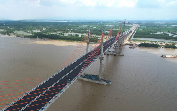 Cầu Bạch Đằng là một trong những cây cầu lớn nhất cả nước và đang đứng thứ 3 trong số 7 cầu dây văng có nhiều nhịp nhất trên toàn thế giới.