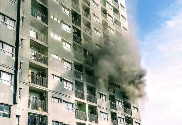 Cháy chung cư lại xảy ra ở TP HCM, hàng trăm cư dân tháo chạy khi cháy mà không có chuông báo cháy