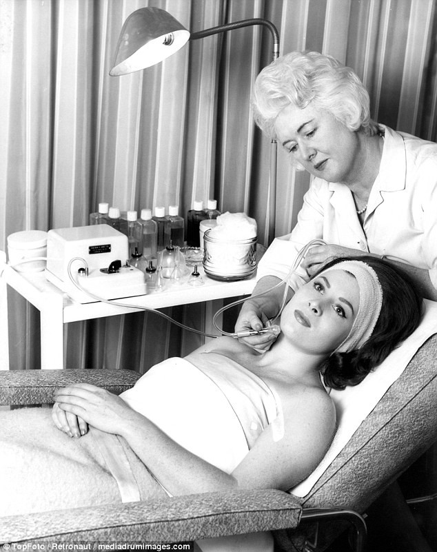 Năm 1967, các phương pháp điều trị bằng máy móc dần được cải tiến và phổ biến hơn trong ngành công nghiệp làm đẹp.
