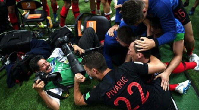 Bức ảnh vui nhất ngày: Mandzukic mải ăn mừng bàn thắng, lúc sau mới nhận ra đang đè ngửa anh phóng viên