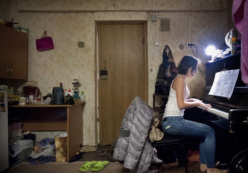 Dinara Vafina, một sinh viên âm nhạc tại Đại học Sư phạm Moscow đã ở trong căn phòng này 7 năm. (Ảnh: Pascal Dumont - The Guardian)