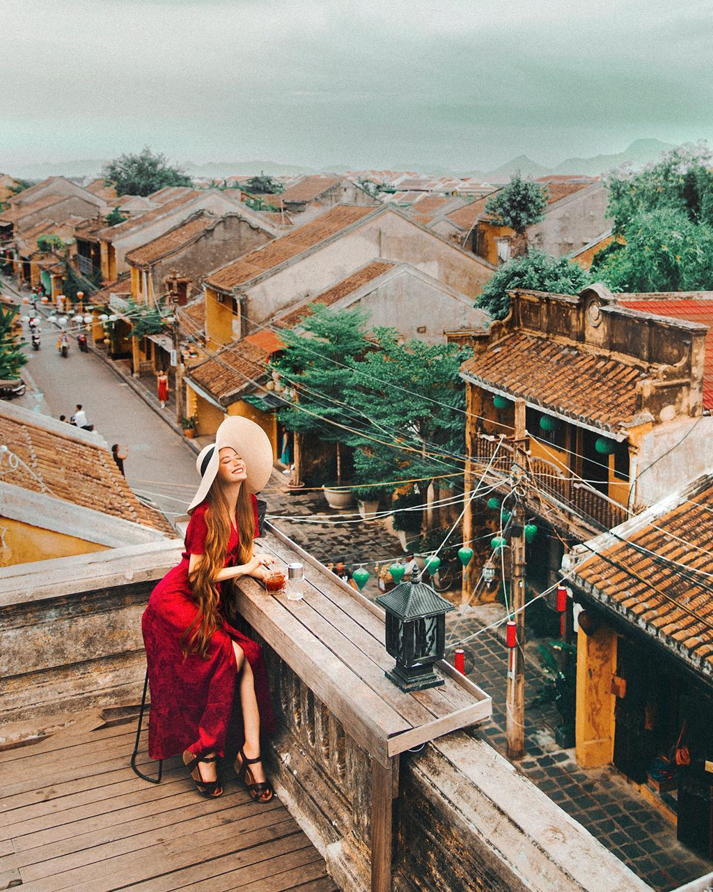 Mới đây, trên Instagram, Sarah Trần khiến nhiều người hâm mộ bất ngờ khi đăng ảnh check-in tại Việt Nam với dòng chú thích: "Cuối cùng tôi cũng trở về quê hương của cha rồi và không thể đợi để khoe với mọi người. Sarah đã về Việt Nam rồi".