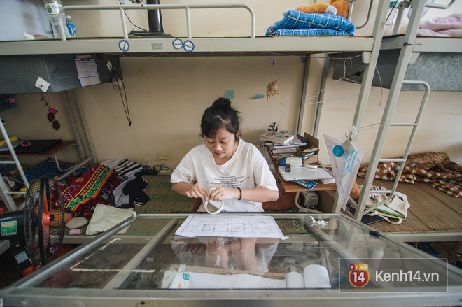 Cô bạn này đang sử dụng bàn kính để vẽ. Đây là phương tiện dành riêng cho các bạn sinh viên năm nhất và năm hai, khi họ chưa được vẽ trực tiếp lên máy tính. Đối với nhiều thế hệ sinh viên, đây là một vật rất ý nghĩa. 