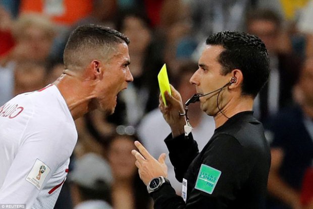 Ronaldo nổi cáu khiến trọng tài Cesar Arturo cũng phải ngỡ ngàng sau khi ông rút thẻ vàng đối với siêu sao người Bồ Đào Nha trong trận gặp Uruguay.