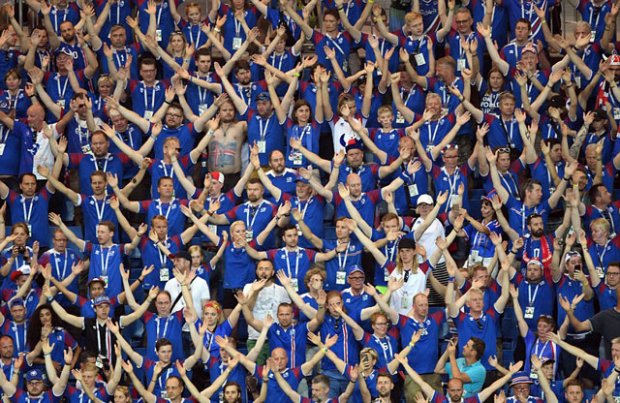 Một hình ảnh đẹp trong trận gặp Croatia: CĐV Iceland đồng loạt vỗ tay kiểu Viking.