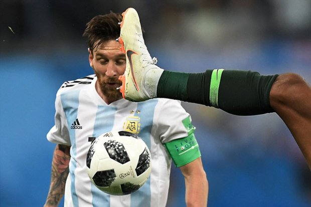 Tiếp tục là một pha suýt thì "ăn giày" của siêu sao Lionel Messi và cầu thủ Nigeria. 