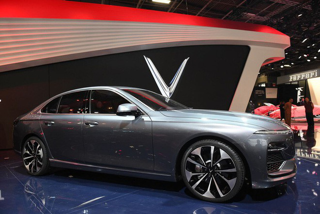 Chiều qua 2/10 theo giờ Việt Nam, VinFast đã ra mắt 2 mẫu xe đầu tiên tại Paris Motor Show (Paris, Pháp). Đây là hình ảnh chiếc sedan mang tên LUX A2.0 với la-giăng 5 chấu kép khá ấn tượng.