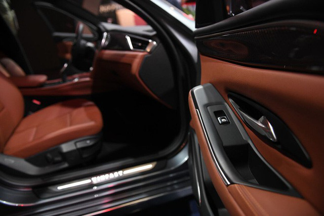 Mở cánh cửa hông xe, nội thất ô tô VinFast hiện ra đẹp tuyệt vời. Kết hợp của vật liệu chất lượng cao gồm da, gỗ, chrome (hoặc là hợp kim nhôm đánh bóng), ghế da màu nâu, thảm đen tạo nên cabin phối màu sang trọng, khá đứng đắn chứ không hề chơi trội.