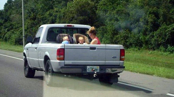 An toàn cho bé mọi lúc mọi nơi, ngay kể cả khi ngồi sau thùng xe ô tô. (Nguồn: Helino.vn)