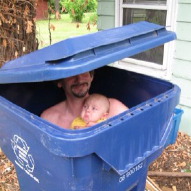 Chỗ trốn lí tưởng nhất đây rồi, đố ai mà ngờ được bố con mình lại trốn tận trong thùng rác chứ?
