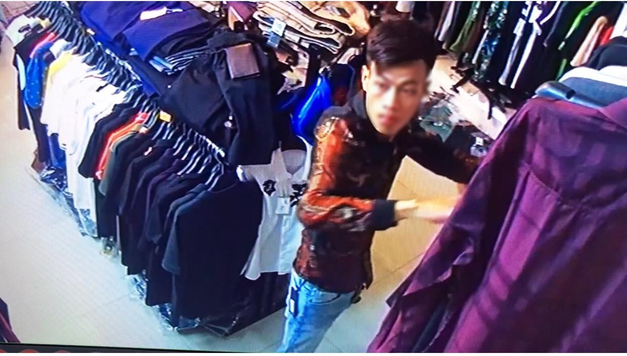 Nam thanh niên vờ mua quần bò rồi gửi quần đùi cũ lại để trộm xe máy Liberty của chủ shop quần áo