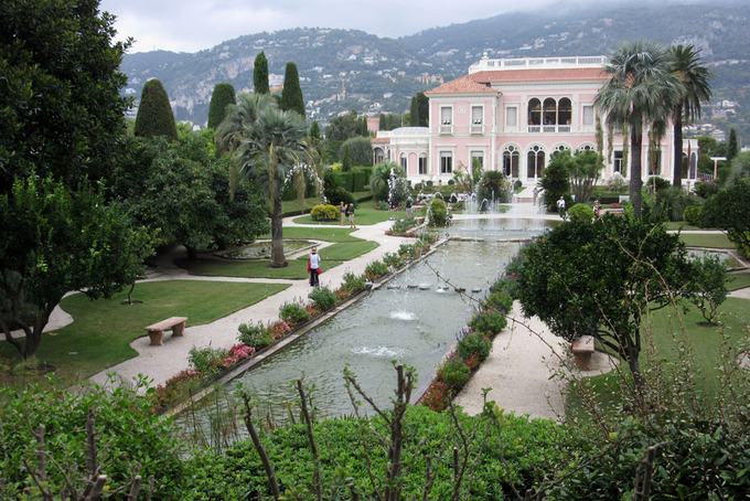 Theo Bloomberg, ngôi nhà được cho đắt nhất thế giới là Villa Les Cedres (Pháp). Biệt thự 188 tuổi với 14 phòng ngủ được bán với giá 350 triệu euro (409 triệu USD) vào năm ngoái. (Nguồn: VnExpress.net)