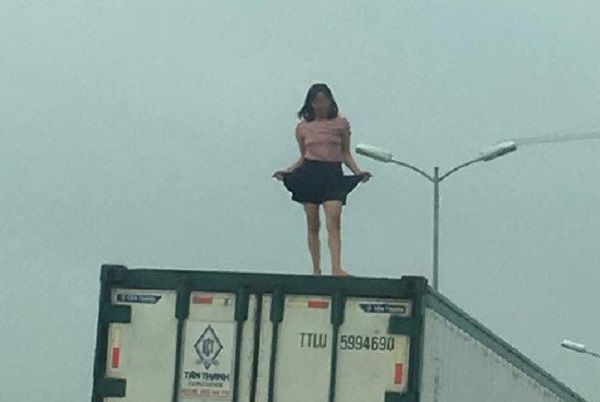 Người phụ nữ mặc váy ngắn nhảy múa trên nóc xe container khiến tài xế hoảng hốt, gây ùn tắc giao thông