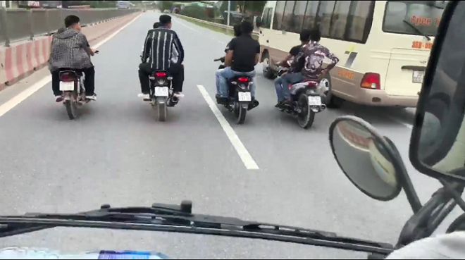 Nhóm thanh niên đi xe máy dàn hàng ngang trước đầu ô tô trên quốc lộ trong clip xôn xao MXH bị xử phạt nặng