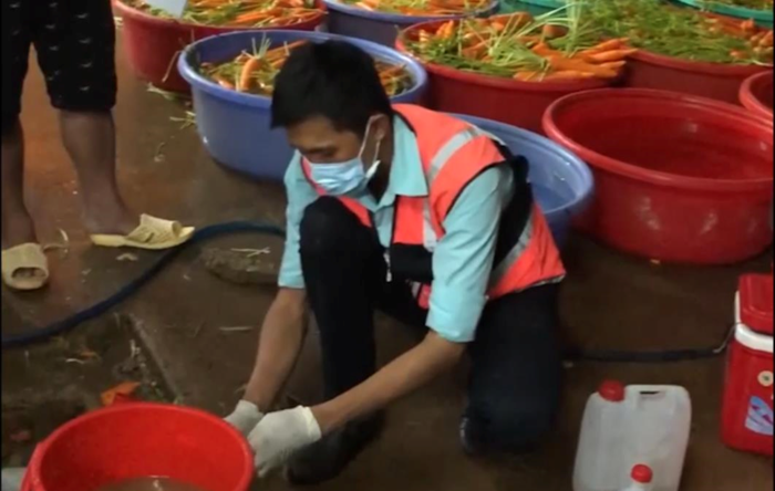 Cảnh sát môi trường TP HCM tịch thu 6 tấn củ cải, cà rốt ngâm hóa chất độc hại