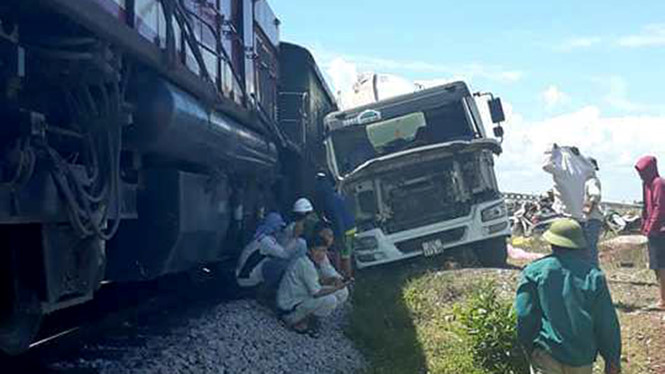 Vụ tai nạn đường sắt thứ 2 trong chưa đầy 24h ở Nghệ An: Xe bồn bị tàu đâm văng ra đường