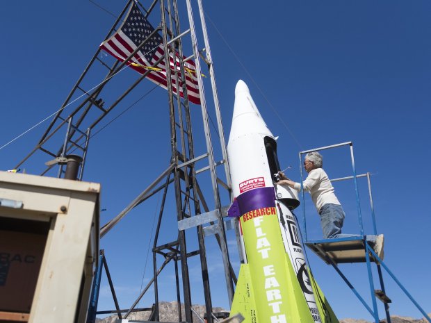 Nhà khoa học rơi từ độ cao 571 m sau khi phóng mình lên không trung bằng tên lửa tự chế