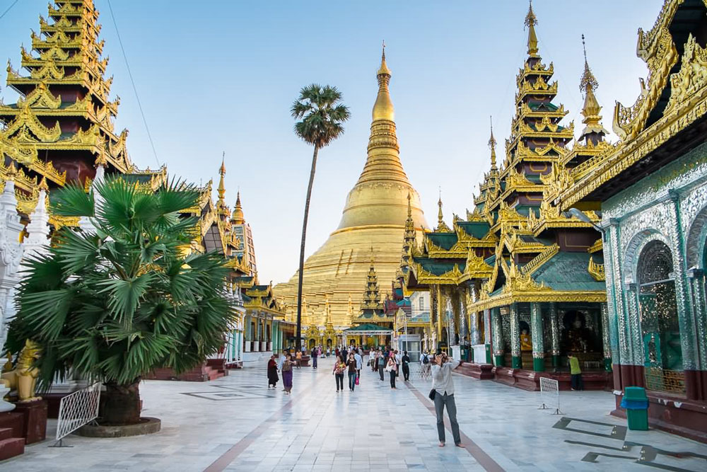 Tin được không Shwedagon dát 90 tấn "vàng" đẹp lẫy lừng chắc chắn khiến bạn "lóa mắt"!