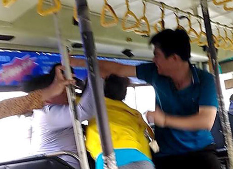 "Thư hùng" trên xe buýt: Nhân viên nhà xe "đấu" đôi nam nữ hành khách, hai bên đều "thua"
