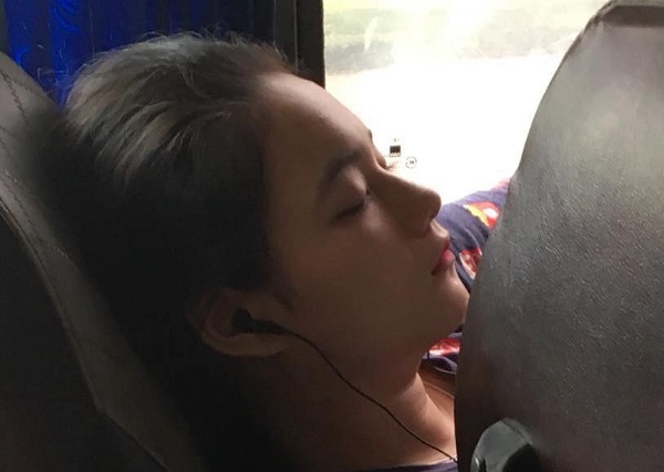 Góc nghiêng hút hồn của cô gái ngủ quên trên xe khách khiến dân mạng đổ rầm rầm đi tìm info 