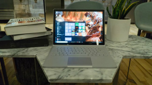 Microsoft Surface Book i7 là sản phẩm yêu thích với các chuyên gia sáng tạo và các họa sĩ, giá bán niêm yết trên Amazon là 2.280 USD (khoảng 51,8 triệu đồng).