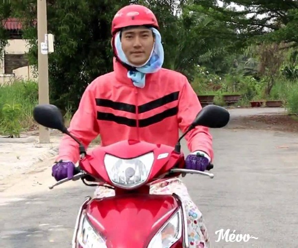 Những bức ảnh của Siwon được cộng đồng fans Việt chế "tung trời". Đây chính là truyền thuyết về việc Siwon bỏ nghề ca sĩ về chạy xe ôm ở Việt Nam!