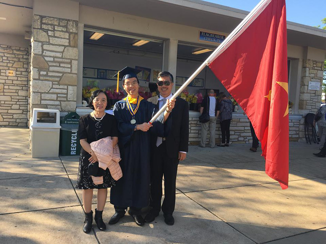 Đại kiện tướng cờ vua Lê Quang Liêm tốt nghiệp xuất sắc 2 bằng đại học tại Mỹ