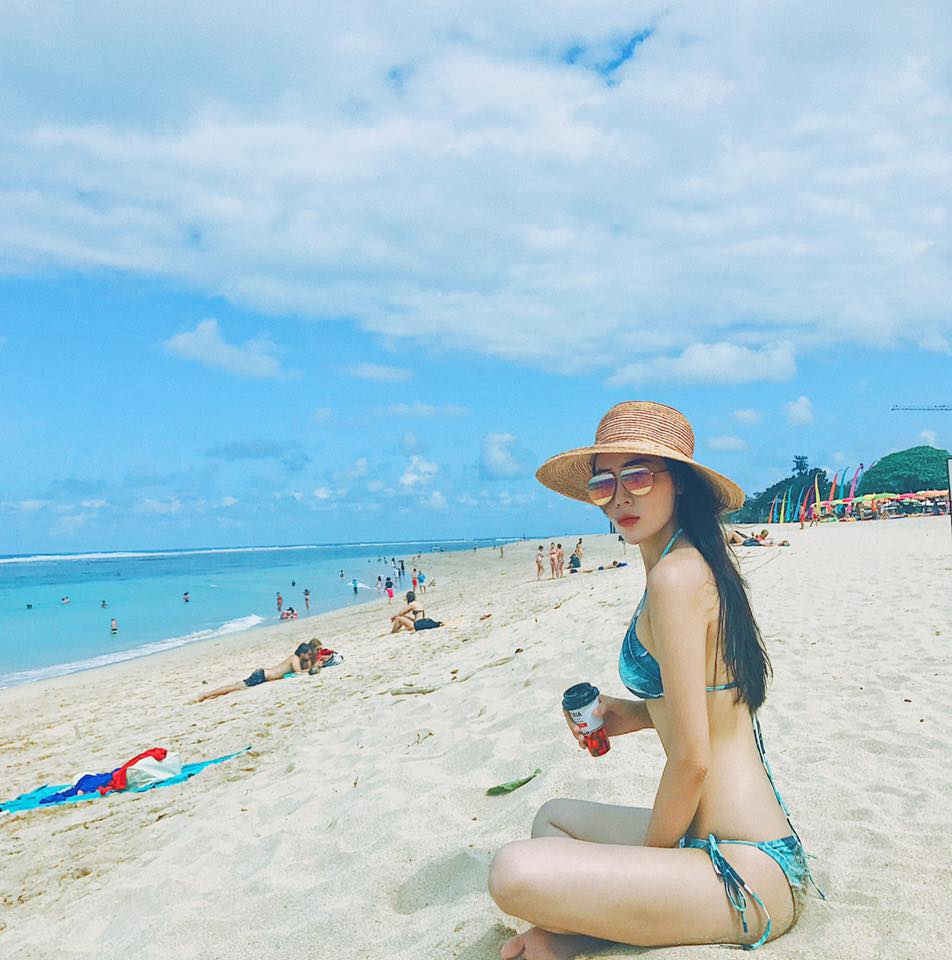 Kỳ Duyên khoe dáng nóng bỏng với bikini tại bãi biển Bali