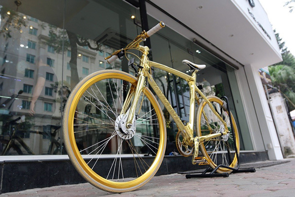 Cả phố Hà Nội xôn xao vì chiếc xe đạp dát vàng giá bạc tỷ của ai... bỏ quên