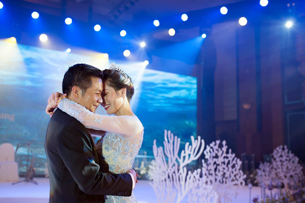 Cận cảnh đám cưới xa hoa, xanh màu đại dương của Shark Hưng (Thương vụ bạc tỷ) và cô dâu hoa hậu xinh đẹp